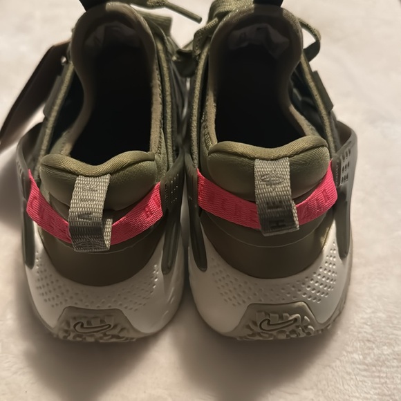 Nike huaraches. Green and pink. NWT Size 6.5 women’s - Picture 3 of 6